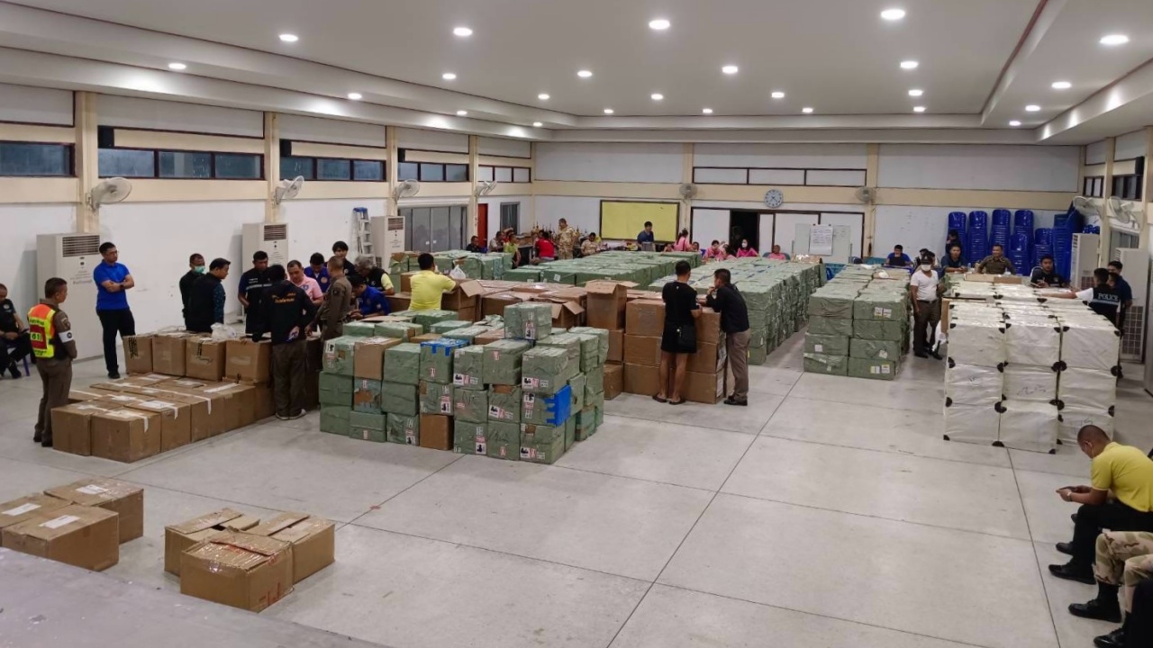 ทลายคลังบุหรี่ไฟฟ้ารายใหญ่ ยึดกว่า 5.5 แสนชิ้น มูลค่ากว่า 90 ล้านบาท