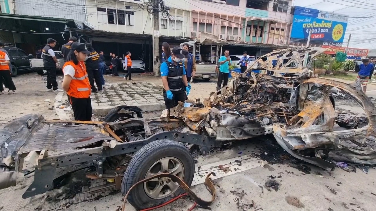 "รถกระบะส่งของ" ระเบิดสนั่นราชบุรี รถพังยับกว่า 10 คัน บ้านพังระนาว 5 หลัง