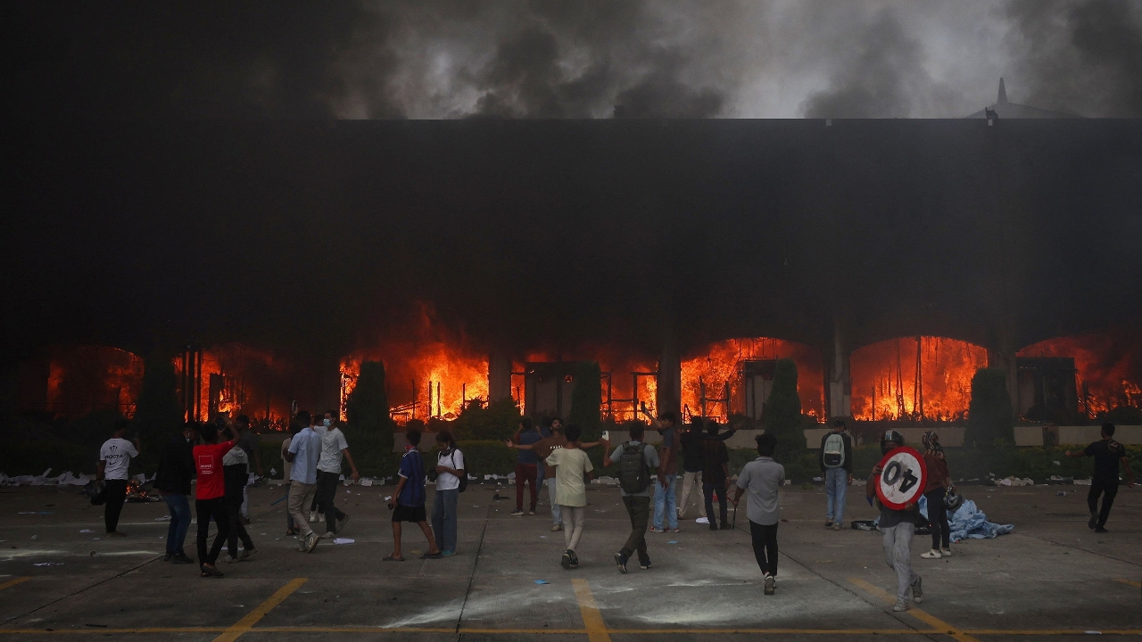 สุดสลด ภรรยาอดีตนายกฯ เนปาลดับ หลังถูกผู้ประท้วงจุดไฟเผาบ้าน ยอดตายพุ่ง 22 ศพ