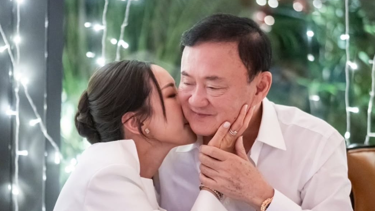 “พินทองทา” โพสต์รูปหอมแก้ม “ทักษิณ” ชี้เป็นวีรบุรุษที่สุดยอดในใจเรา