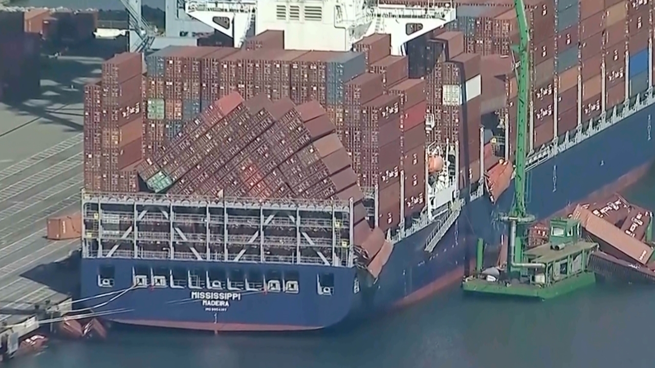 ตู้คอนเทนเนอร์หลายสิบตู้ ร่วงจากเรือบรรทุกสินค้าในสหรัฐฯ