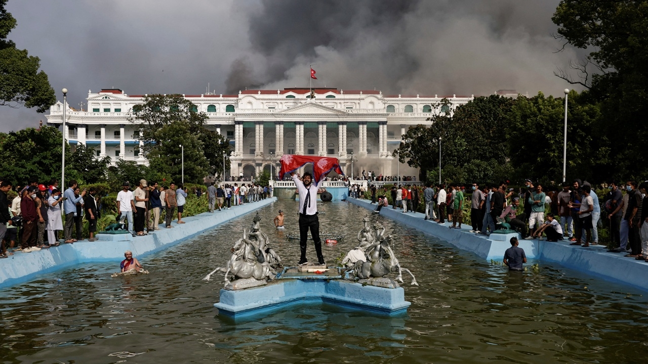 เนปาลดับพุ่ง 22 ศพ หลังม็อบเผารัฐสภา ทหารวอนประชาชนอดกลั้น