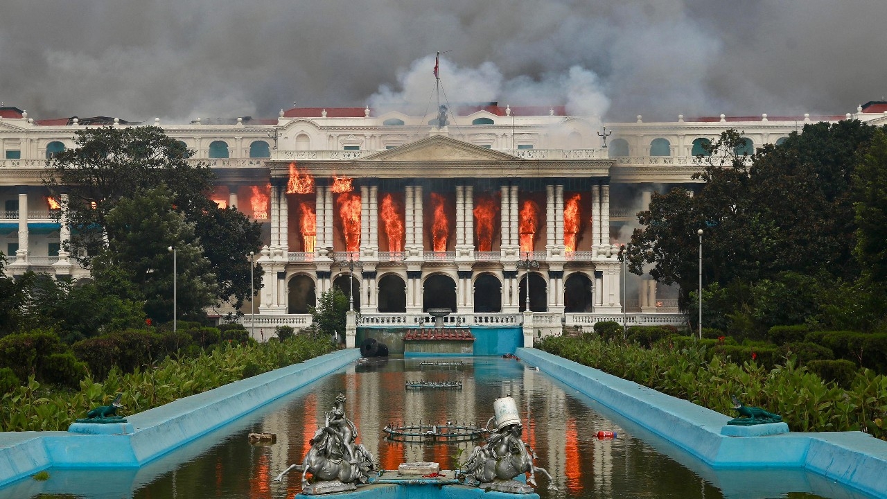 เนปาลลุกเป็นไฟ นายกฯ ลาออกแต่ไม่จบ ม็อบเผาทำลายรัฐสภา-ทำเนียบวอด