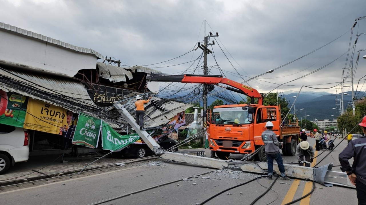 ดับ 1 ศพ เหตุกระบะขนน้ำ ชนเสาไฟฟ้าล้ม 24 ต้น ที่เชียงใหม่ พบเคยประกวดรายการดัง