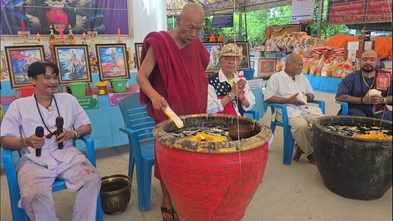 คอหวยแห่ส่อง "เลขเด็ด" หางประทัดวัดดัง จัดอาบน้ำมนต์ 9 เดือน 9