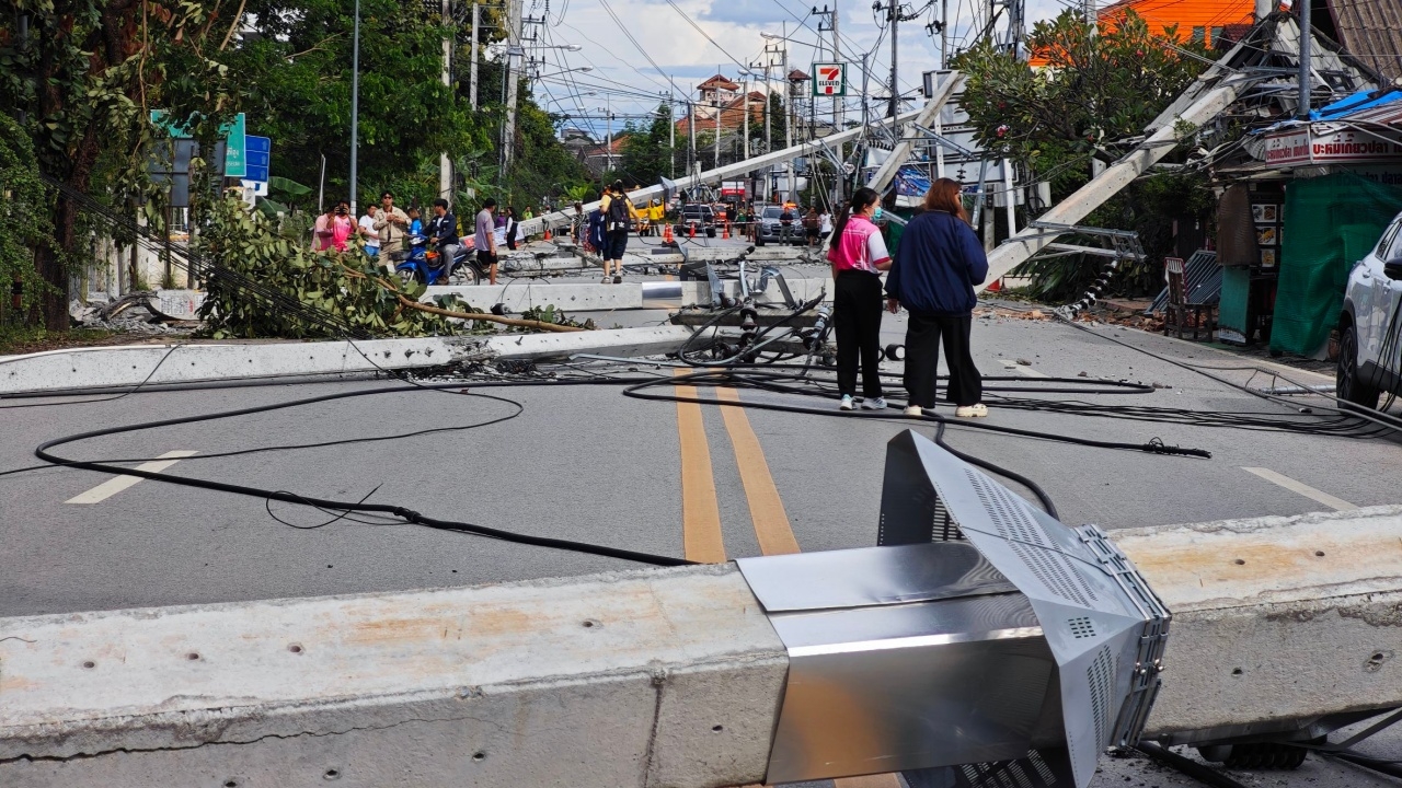 สรุปความเสียหาย "รถกระบะขนน้ำ" เสียหลักพุ่งชนเสาไฟฟ้าที่เชียงใหม่ รวม 52 ต้น