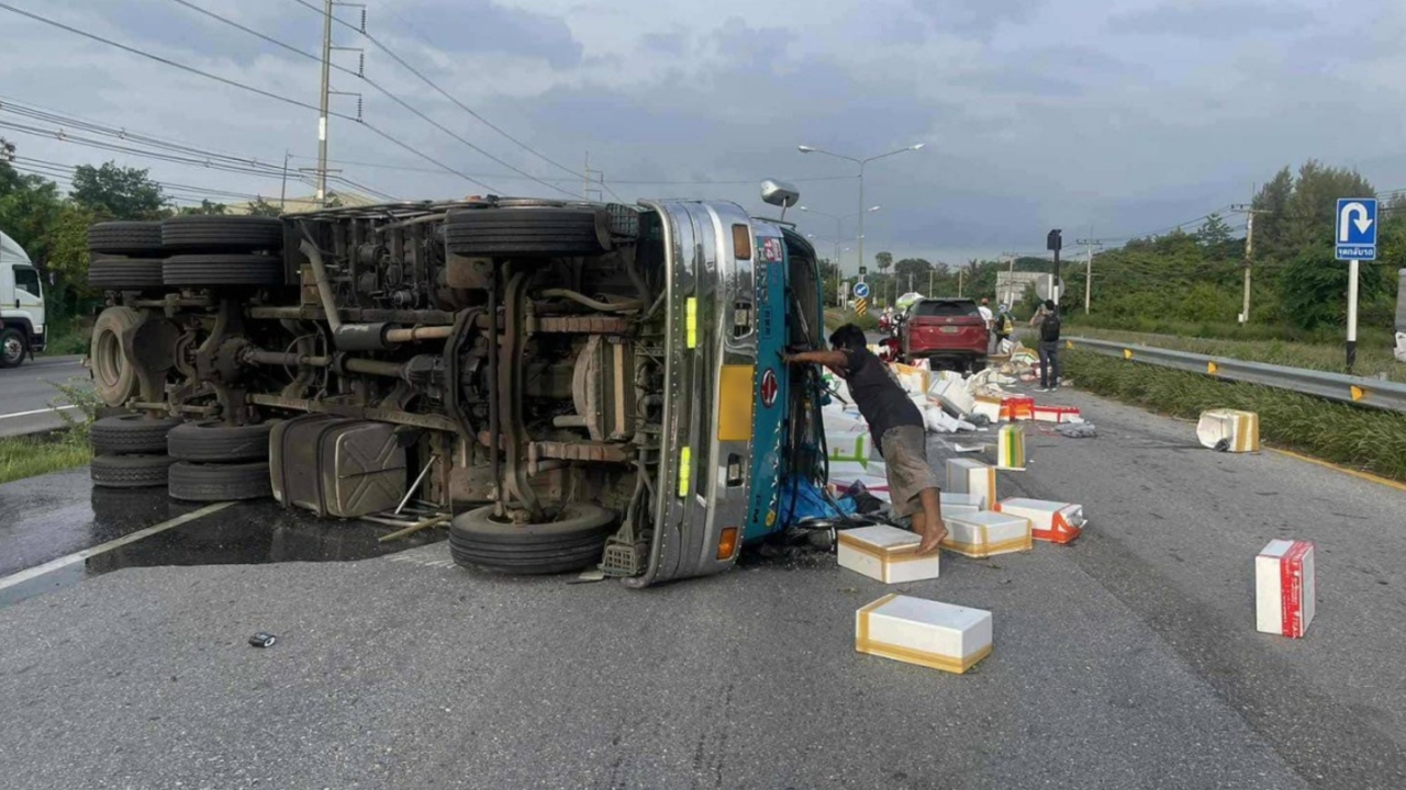 นาทีเฉียดตาย รถบรรทุกหักหลบรถยูเทิร์น พลิกคว่ำทับ จยย. คนขับรอดหวุดหวิด