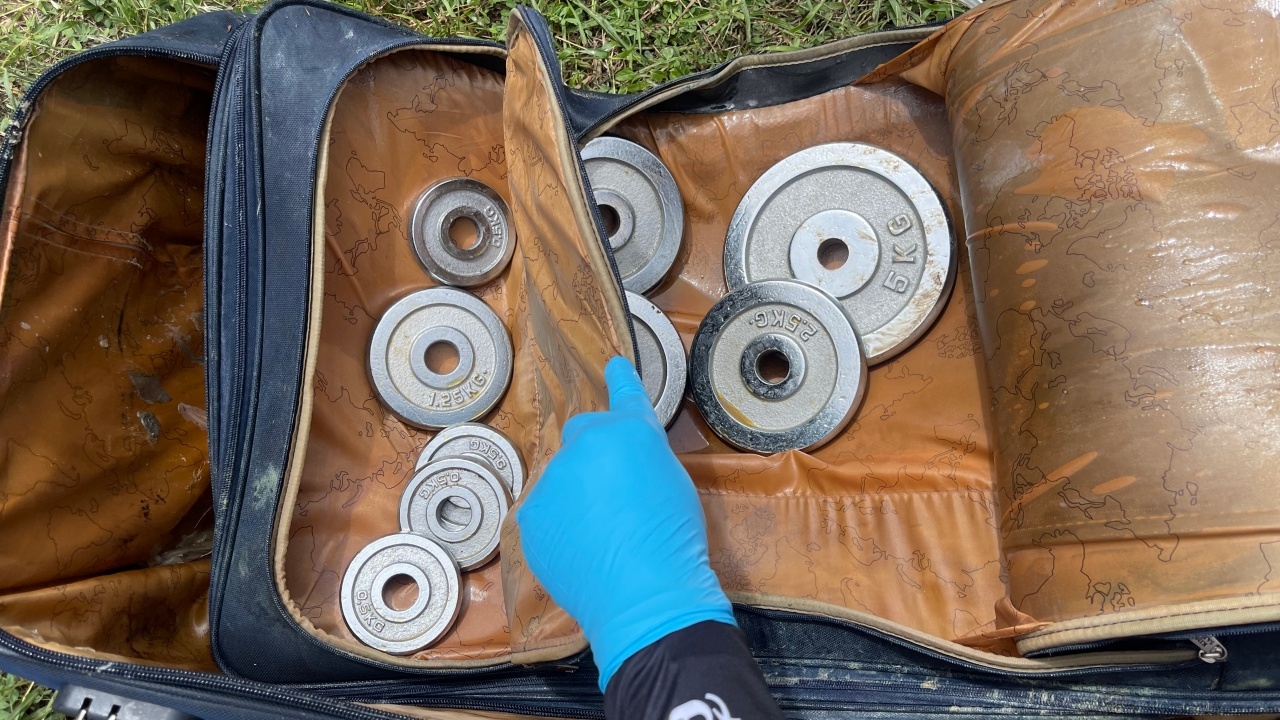 เร่งไขคดี หญิงถูกฆ่ายัดกระเป๋าถ่วงน้ำ จ.ชลบุรี พบรอยช้ำบริเวณลำคอ กลางหน้าอก