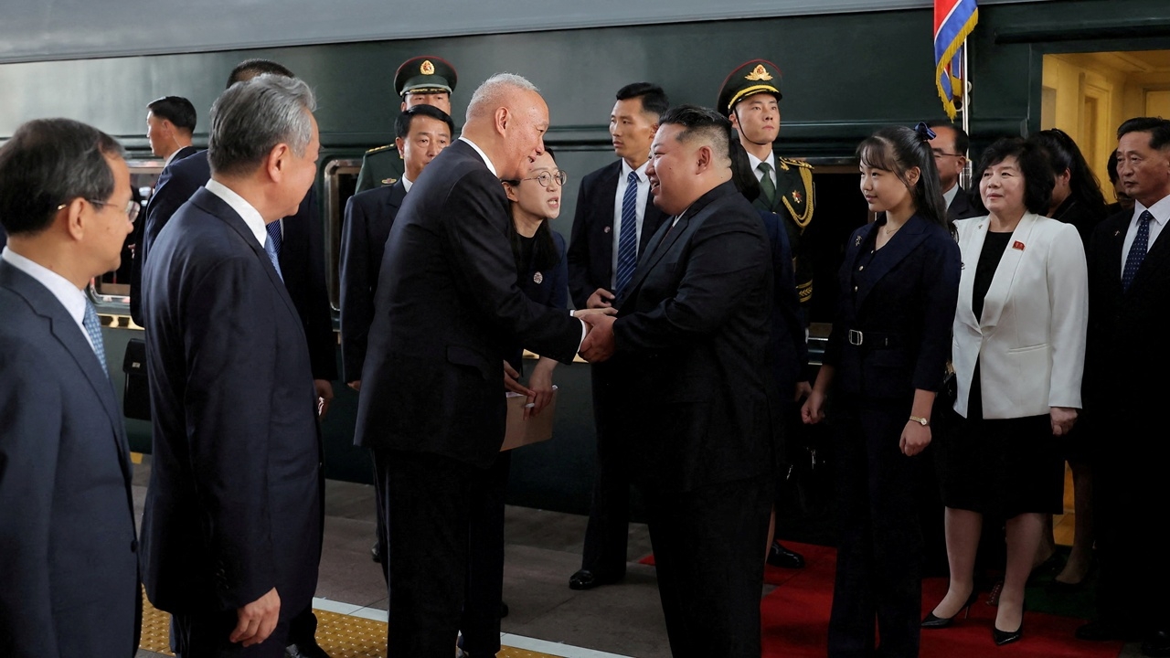 คิม จอง-อึน กับลูกสาว เดินทางถึงปักกิ่งแล้ว จ่อร่วมงานวันแห่งชัยชนะ