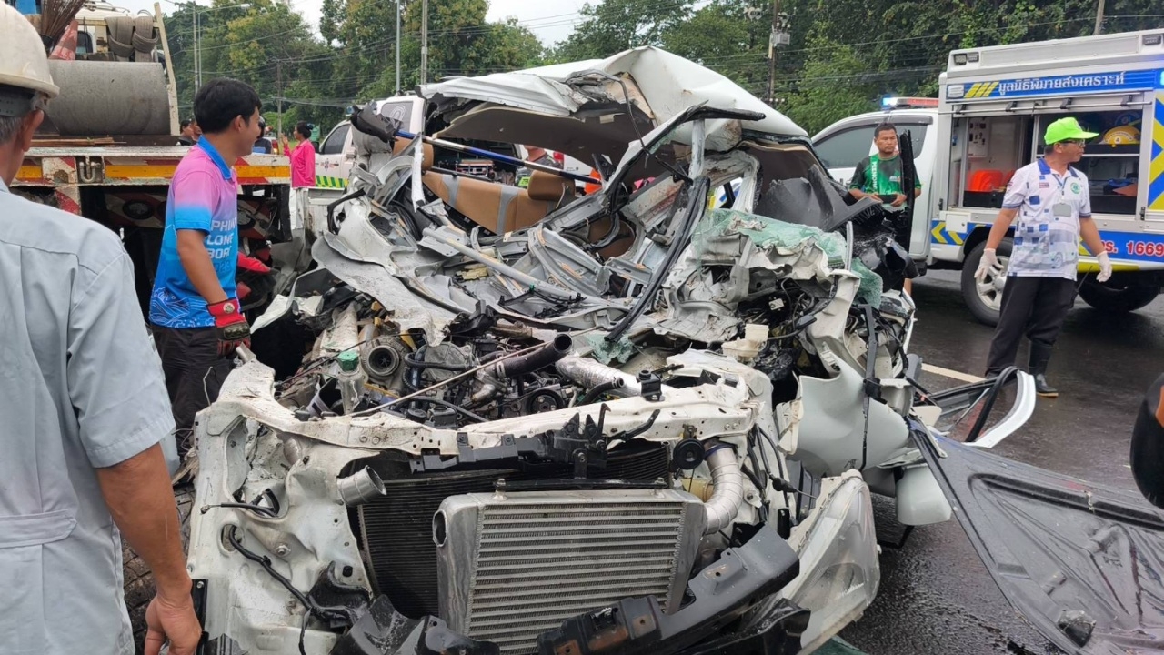 หนุ่มพิมาย ขับกระบะฝ่าฝนกลับไปเยี่ยมพ่อ เสียหลักเหินน้ำขัง พุ่งชนรถบรรทุกดับ