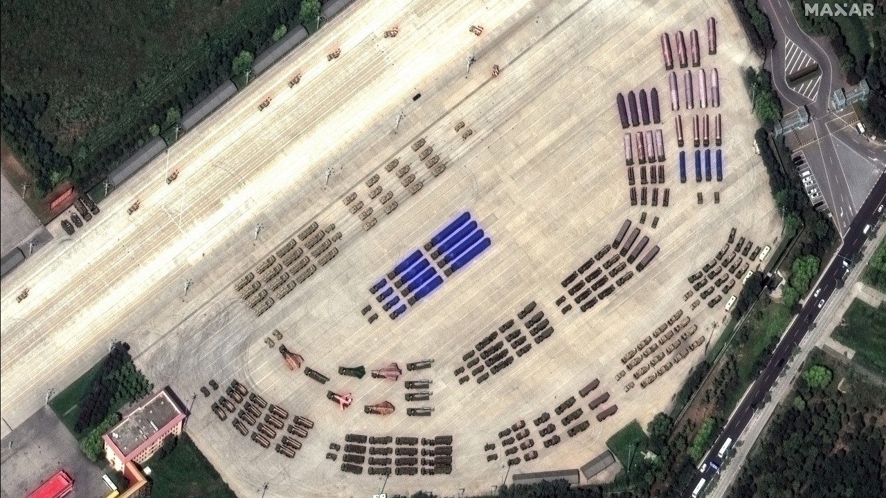 เผยภาพถ่ายดาวเทียม จีนเตรียมยุทโธปกรณ์เรียงเป็นตับ พร้อมแสดงแสนยานุภาพกองทัพ