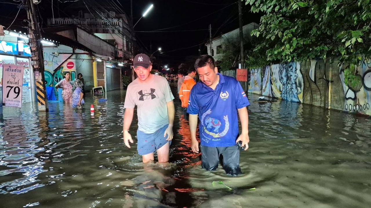 ฝนถล่มเชียงใหม่ น้ำป่าไหลเข้าท่วมบ้านประชาชน ต้องใช้เวลาระบายน้ำนาน 4 ชั่วโมง
