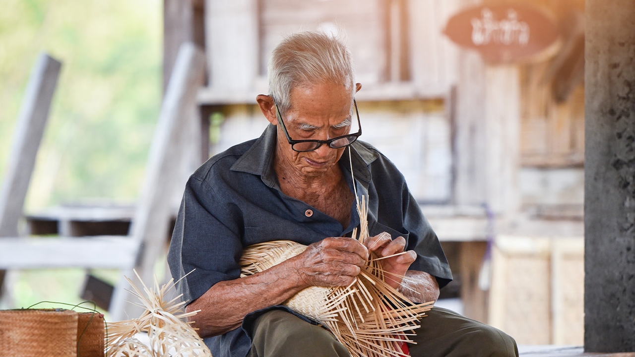 คนสูงวัยในไทยยังทำงานต่อเพราะรายได้น้อย รายจ่ายเยอะ ธปท. แนะออม - ลงทุนตั้งแต่อายุน้อยเป็นเรื่องดี