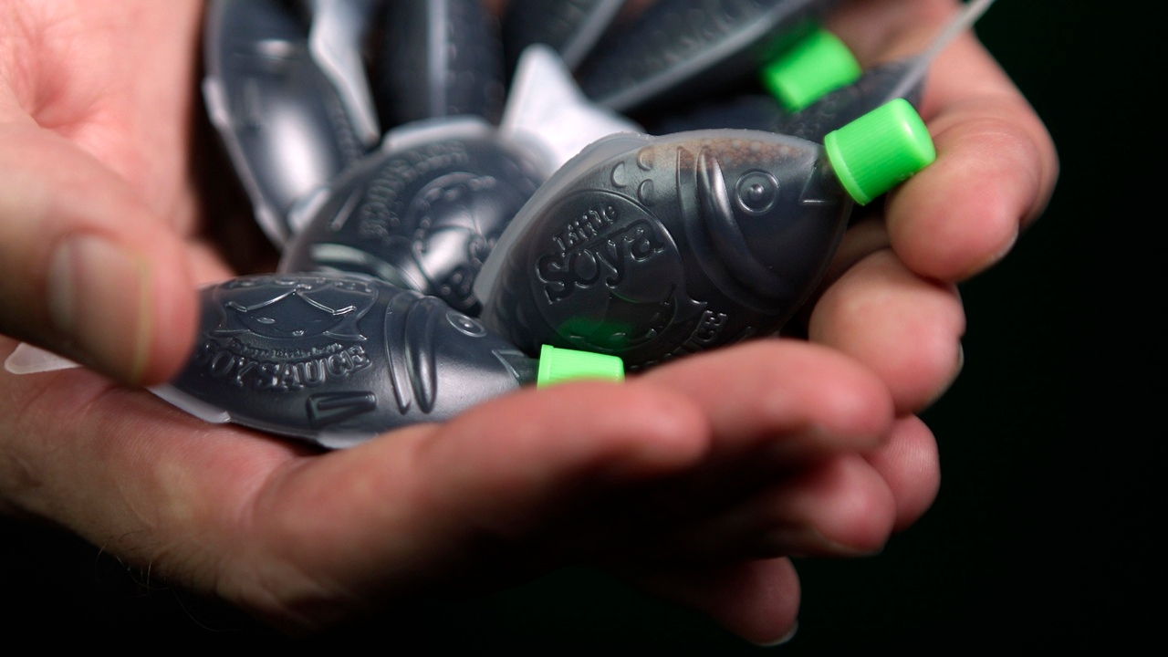 รัฐในออสเตรเลียแบน “ขวดซอสรูปปลา” หวังลดพลาสติกใช้แล้วทิ้ง