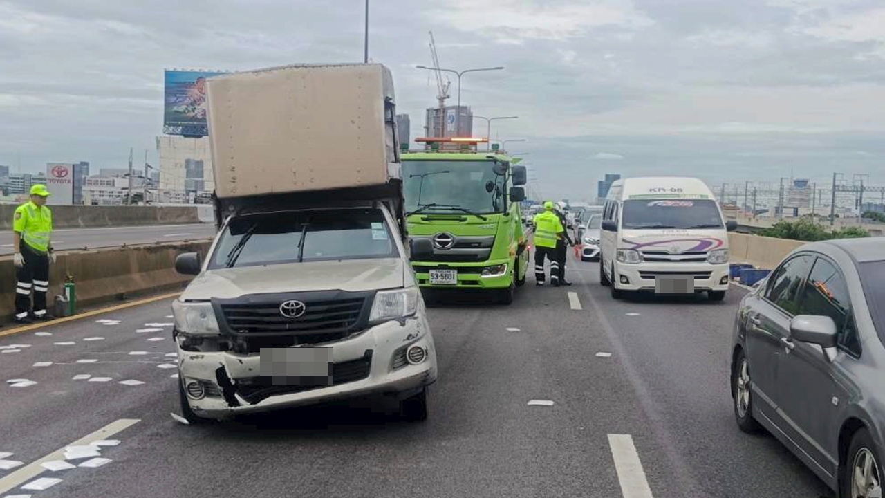 กระบะขนปลาทู ยางบึมเสียหลัก บนด่วนโทลเวย์ ร่วงมาตาย 1 ศพ!