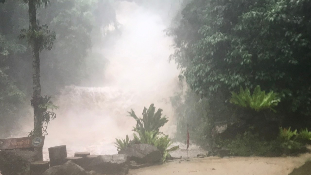 ฝนถล่มพังงา อุทยานฯ เขาลำปี–หาดท้ายเหมือง สั่งปิดน้ำตกชั่วคราว เฝ้าระวังน้ำหลาก