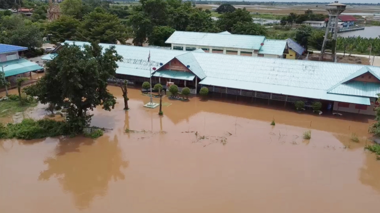 น้ำท่วม อยุธยาฯ ทำโรงเรียนปิดชั่วคราว บูรณาการหลายภาคส่วนขนของขึ้นที่สูง