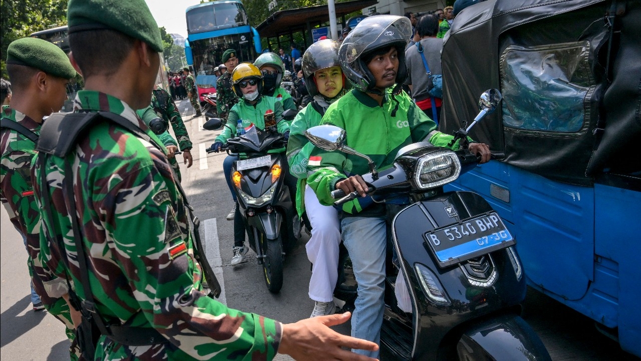 ลือหึ่ง ปธน.อินโดฯ เตรียมประกาศกฎอัยการศึก หลังส่งกำลังทหารตร.คุ้มเข้มทั่วจาการ์ตาและหลายเมืองใหญ่