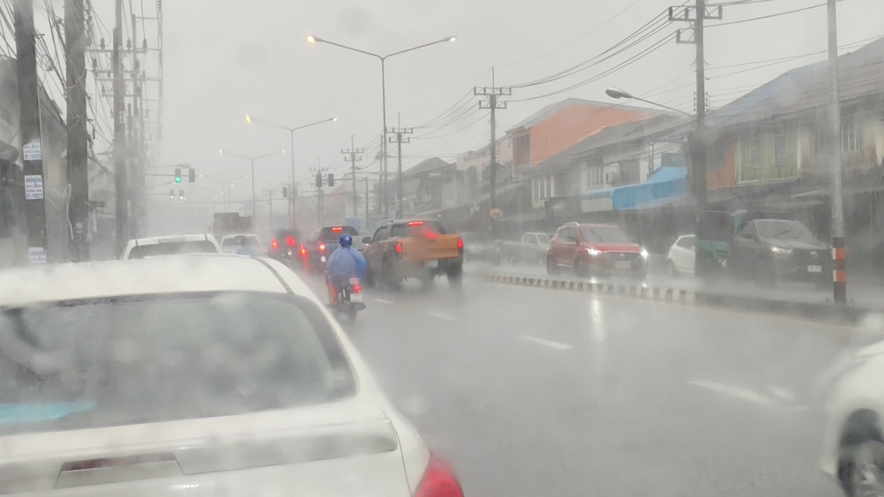 ฝนตกหนักต่อเนื่อง ผู้ว่าฯ พังงา สั่งเฝ้าระวังน้ำป่าไหลหลาก-คลื่นลมแรง