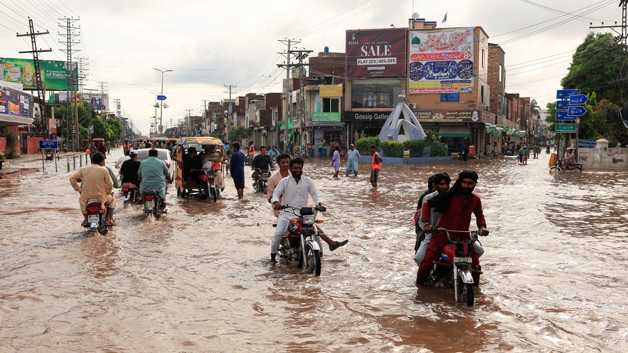 ฝนถล่มภาคเหนืออินเดีย น้ำท่วมหมู่บ้าน 1,400 แห่ง ดับแล้ว 30 ศพ
