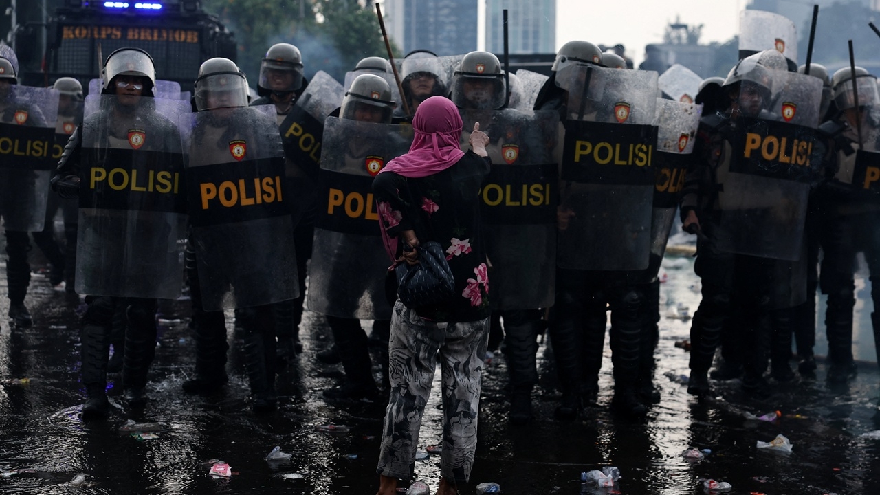อินโดนีเซียไล่ออกตำรวจขับรถชนคนตาย หนึ่งในชนวนเหตุประท้วงใหญ่