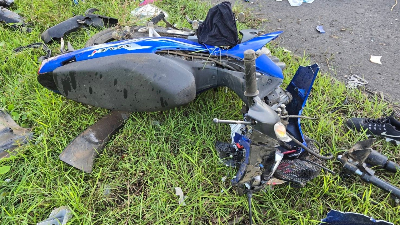 ล่าเก๋งชนแล้วหนี เสยท้ายกระบะเสียหลักข้ามเลน ชนจยย. ผัวดับ เมียสาหัส