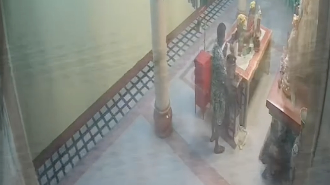 เร่งหาตัวคนร้าย แอบปีนขึ้นศาลเจ้า ขโมย "พระพุทธรูปทองเหลือง" อายุกว่า 50 ปี