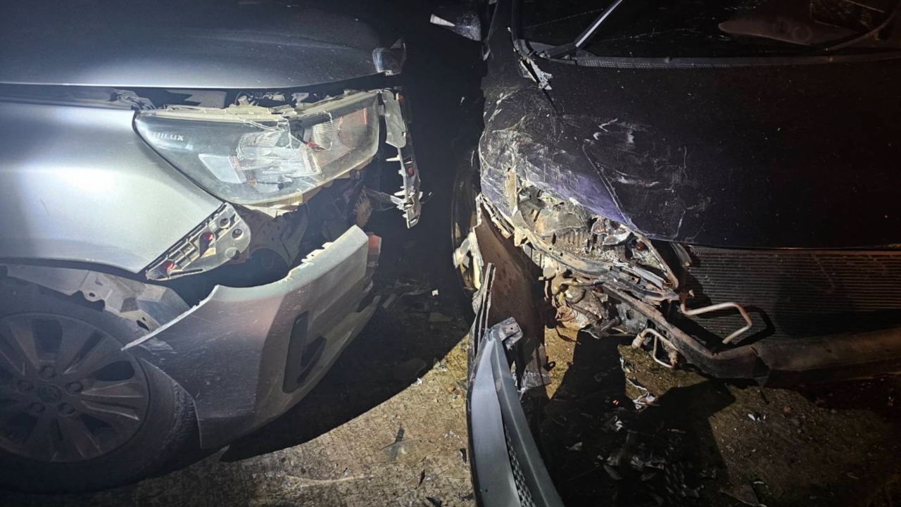 ไล่ล่าระทึก หนุ่มขับเก๋งส่งยาบ้า โดนเจ้าหน้าที่ใช้กระบะชนสกัดจนมุมใน บขส.