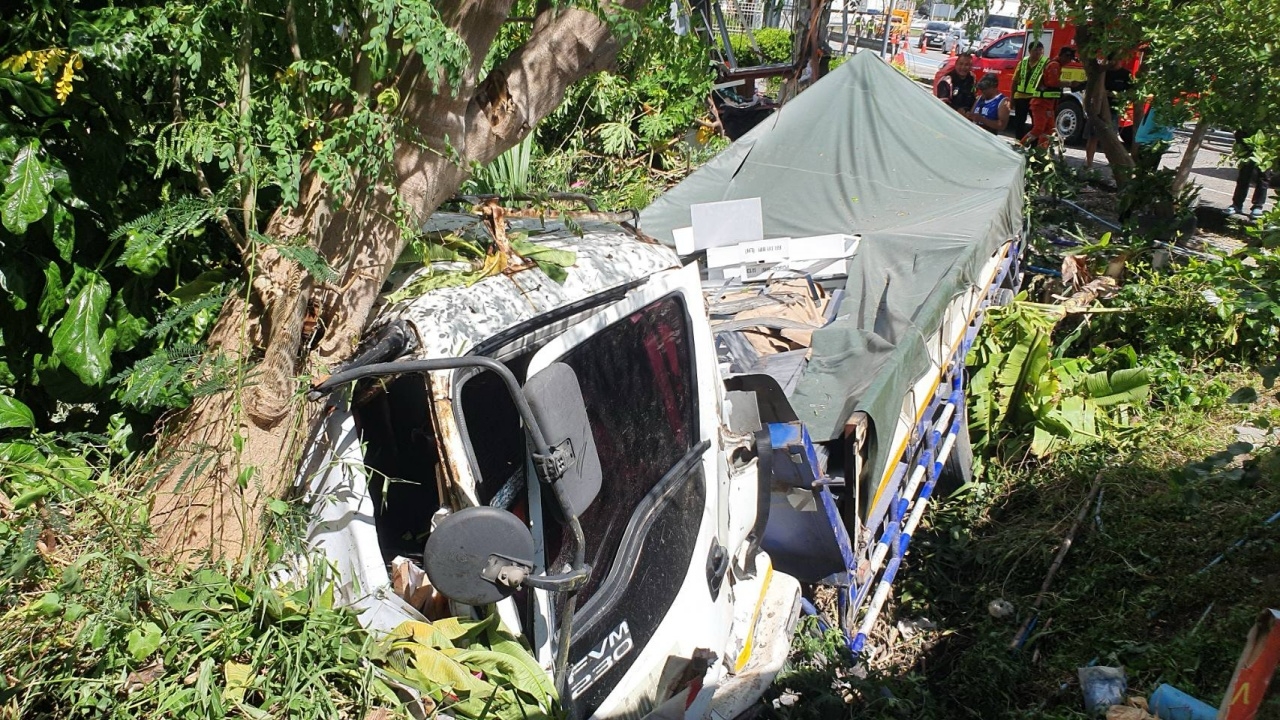 ​สิบล้อเบรกไม่อยู่ พุ่งชนด่านเก็บเงินมอเตอร์เวย์ ดับ 1 เจ็บ 3 ราย