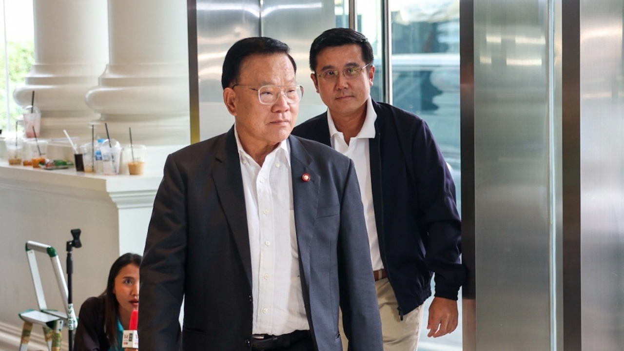 “สันติ-ชัยวุฒิ” สังเกตการณ์วงประชุม สส.ภูมิใจไทย ถูกถาม “บิ๊กป้อม” โอเคหรือไม่