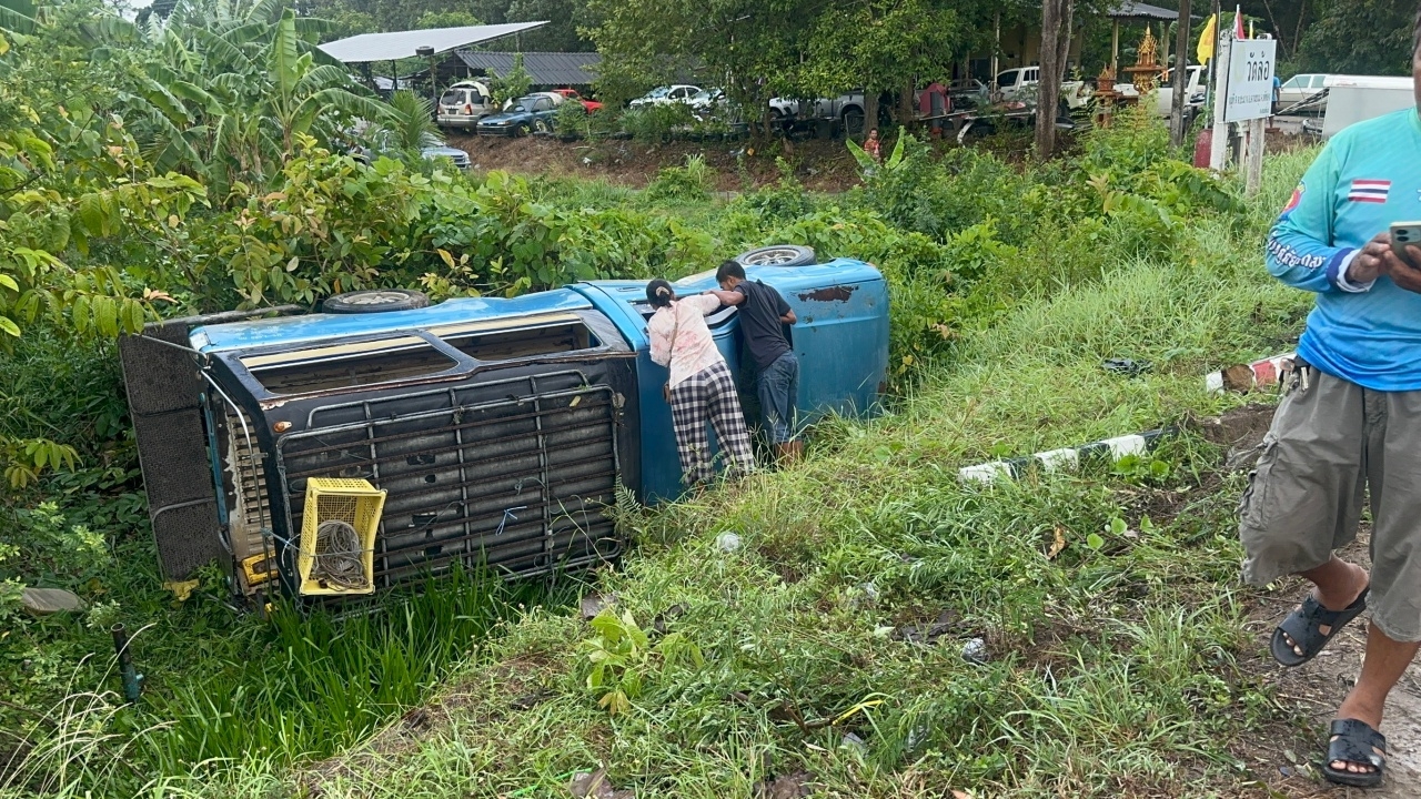 เจ็บ 18 ราย กระบะเสียหลักไถลชน "รถสองแถว" โดยสารนักเรียน พลิกตะแคงตกข้างทาง