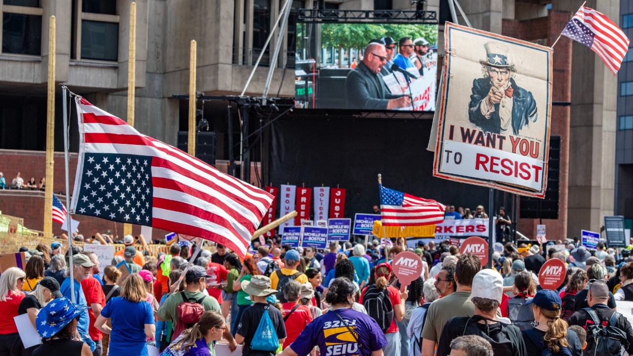 สหรัฐฯ เดินขบวนพาเหรดฉลองวันแรงงาน "1 ก.ย." ขณะที่ม็อบต้านทรัมป์ลุกฮือทั่วประเทศ