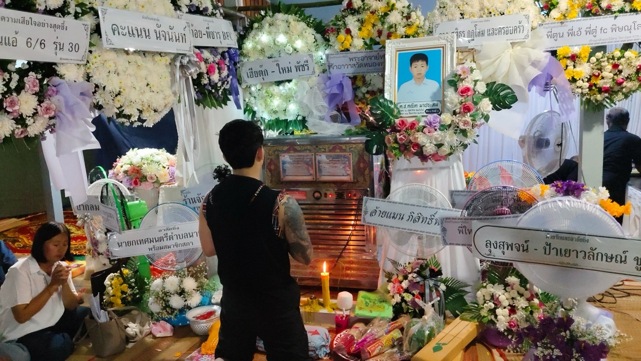 "เบิ้ล ปทุมราช" เศร้า ร่วมพิธีสวดพระอภิธรรมศพน้องชายคืนแรก 