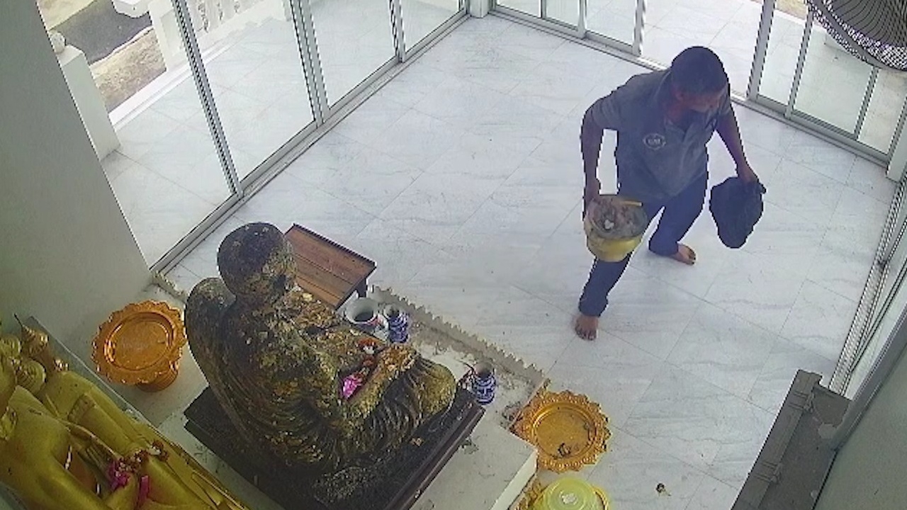 วงจรปิดจับภาพ "โจร" ยกมือไหว้พระ ก่อนขโมย "กระถางธูปทองเหลือง" ของวัด