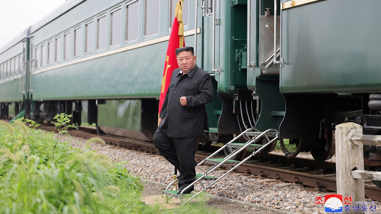 คิม จอง อึน นั่งรถไฟหุ้มเกราะไปจีนแล้ว ร่วมงานสวนสนามวันแห่งชัยชนะ