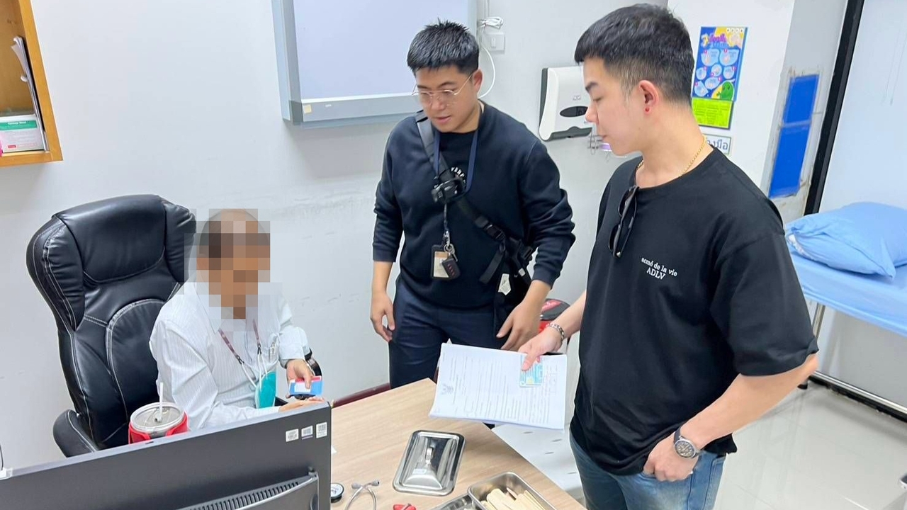 รวบหมอเถื่อน สวมชื่อหมอจริง รักษาผู้ป่วย ทุกคนเชื่อเรียก อาจารย์หมอ