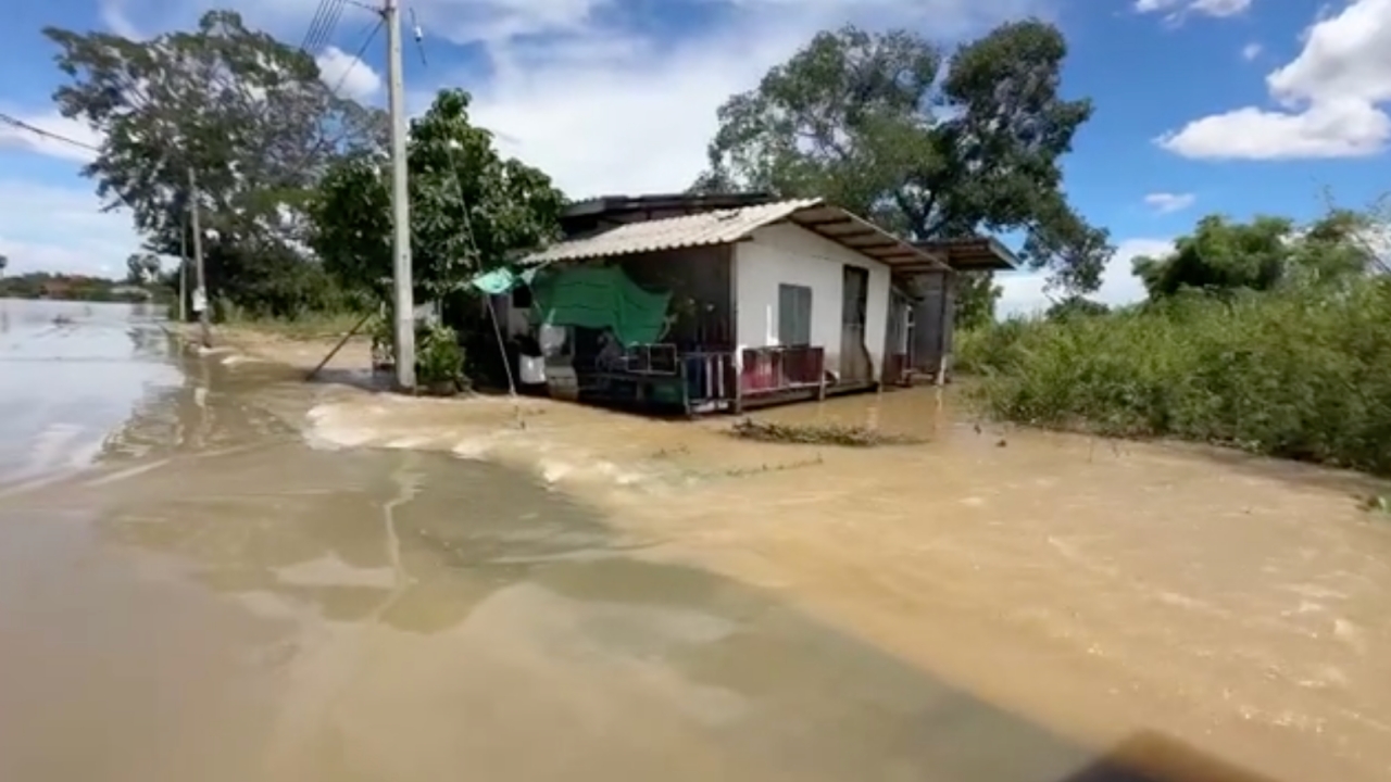 น้ำท่วมอยุธยา อ่วม 7 อำเภอ น้ำไหลแรงซัดเข้าบ้าน ถนนทางเข้าชุมชนถูกตัดขาด