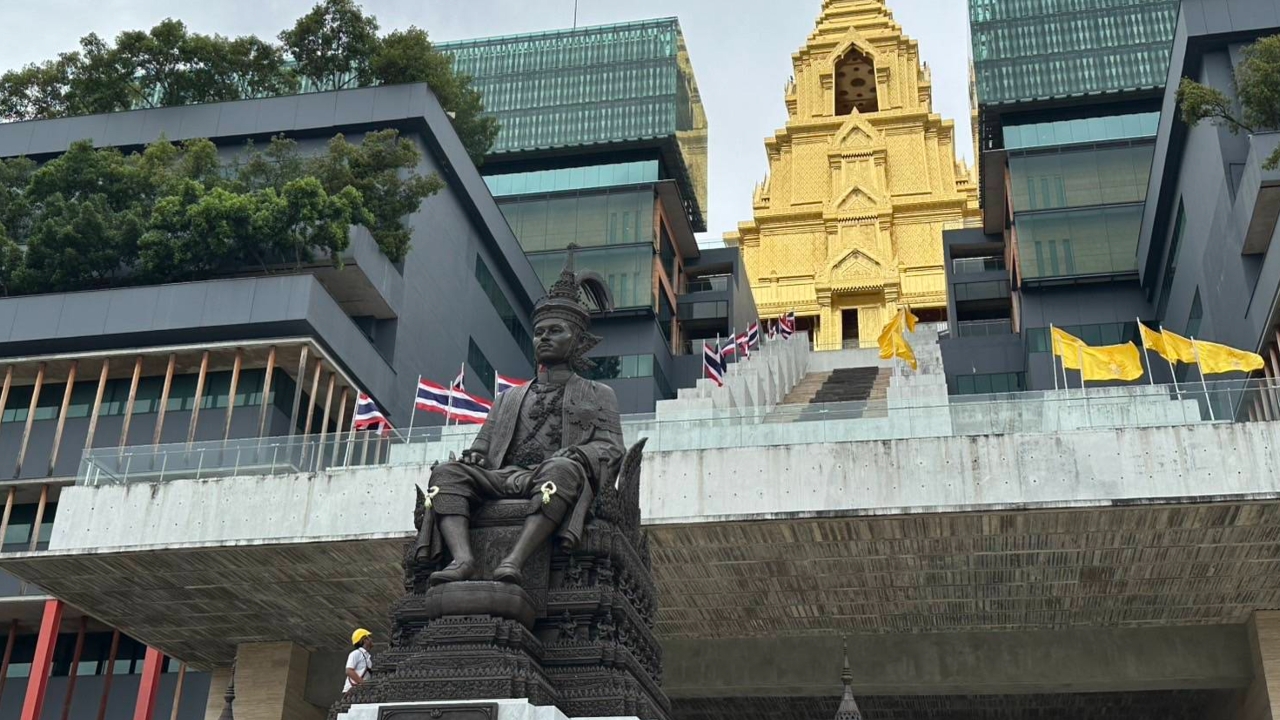 รัฐสภา จัดพิธีบวงสรวง-อัญเชิญพระบรมราชานุสาวรีย์ ร.7 องค์ใหม่ประดิษฐานหน้าอาคาร