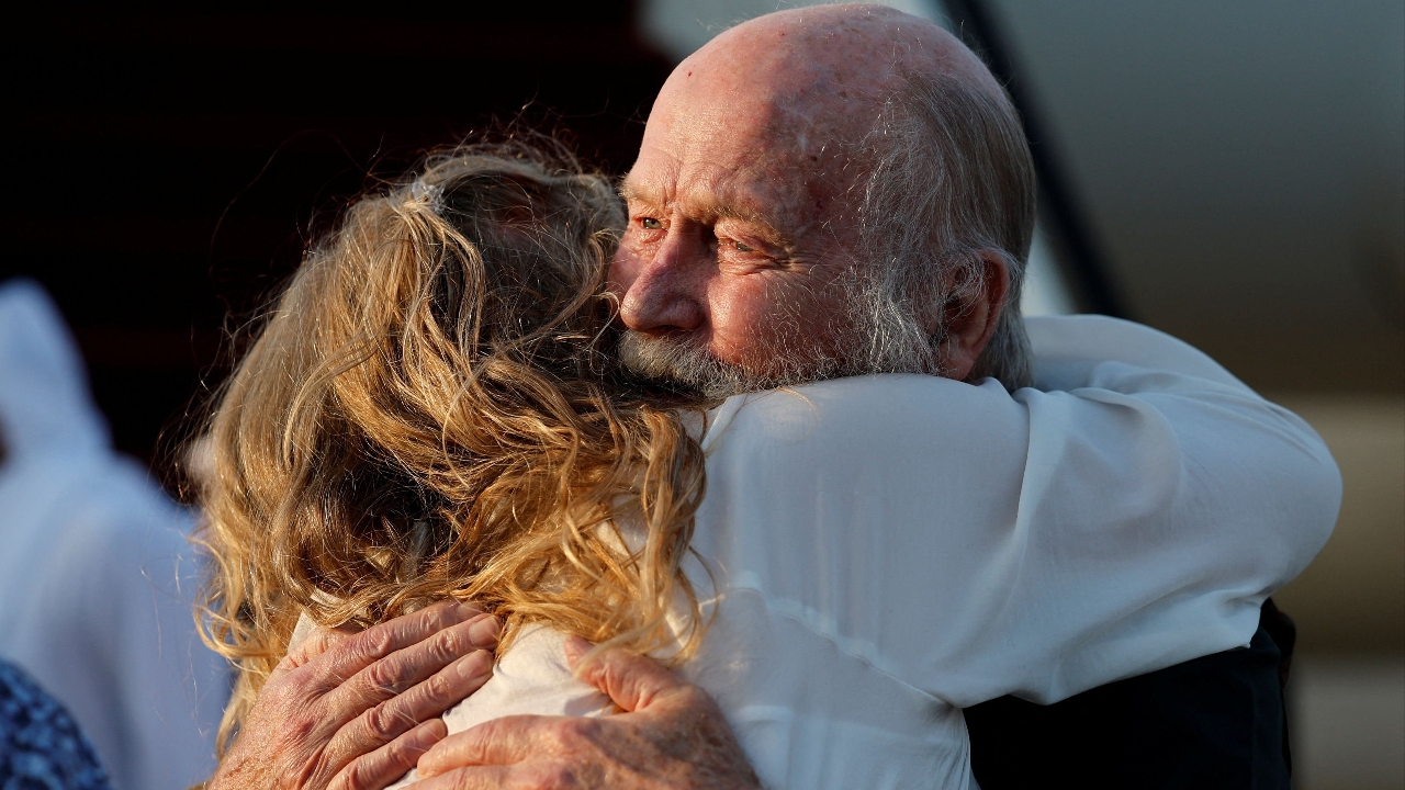 คู่สามีภรรยาชาวอังกฤษที่ถูกกักขังโดยตาลีบันเกือบ 8 เดือน ได้กลับสู่อ้อมกอดของลูกสาว