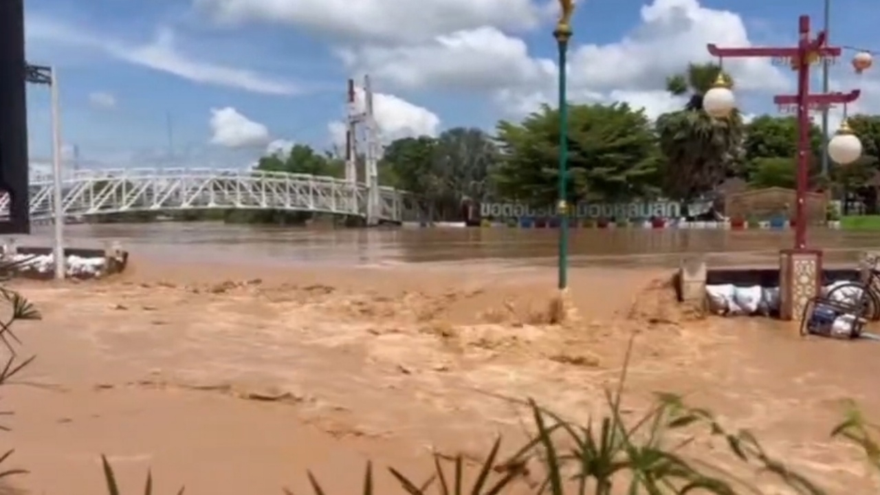 "หล่มสักอ่วม" พนังกั้นน้ำแม่น้ำป่าสักแตก มวลน้ำทะลักเข้าท่วมตัวเมืองอีกรอบ