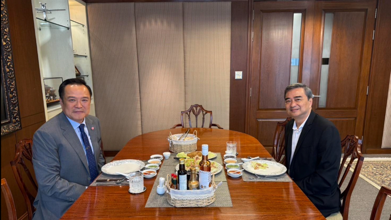 "อนุทิน" โพสต์ภาพกินข้าว "อภิสิทธิ์" บอกมาขอคำแนะนำ