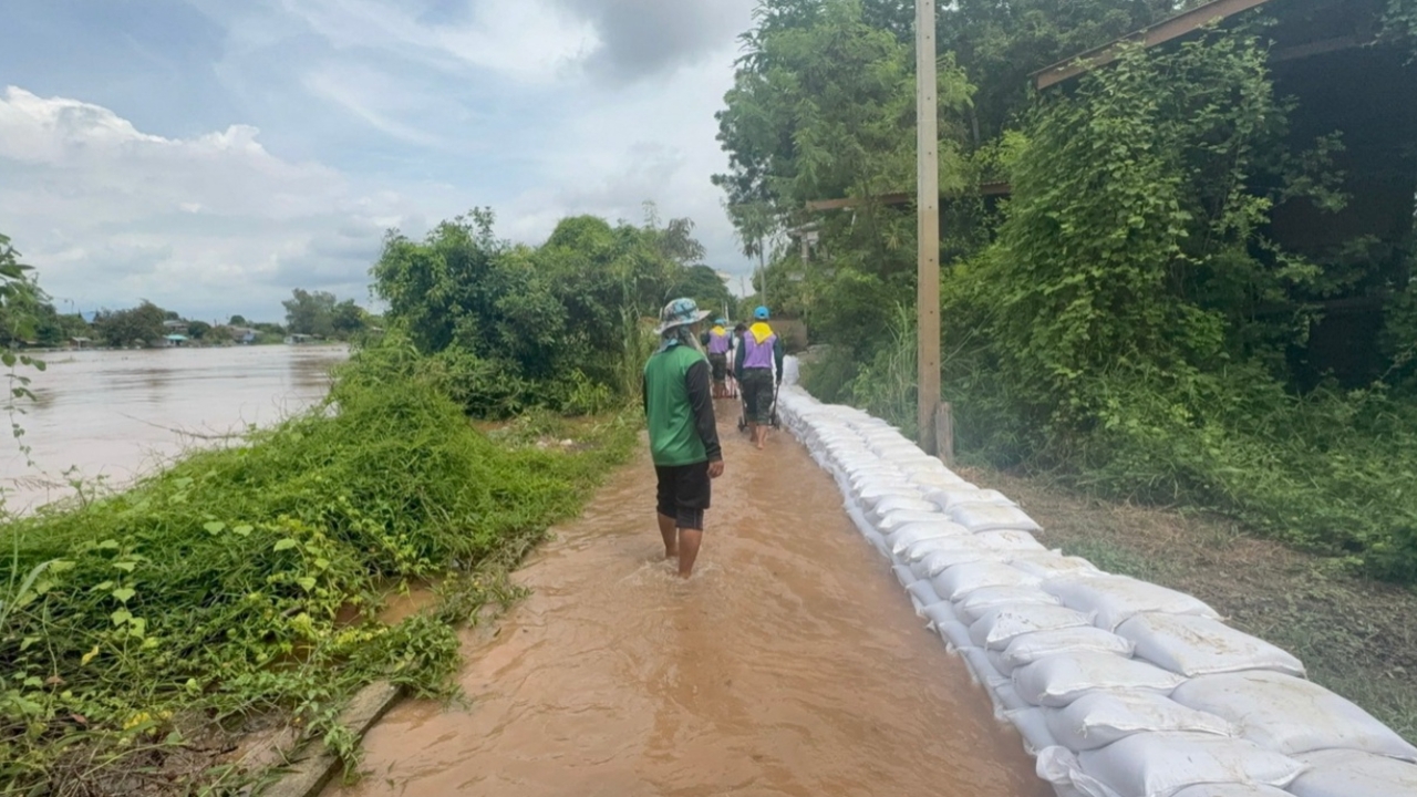 ชาวบ้านโผงเผงลุ้นระทึก เร่งวางกระสอบทราย หลังน้ำเพิ่มสูงขึ้นอย่างต่อเนื่อง