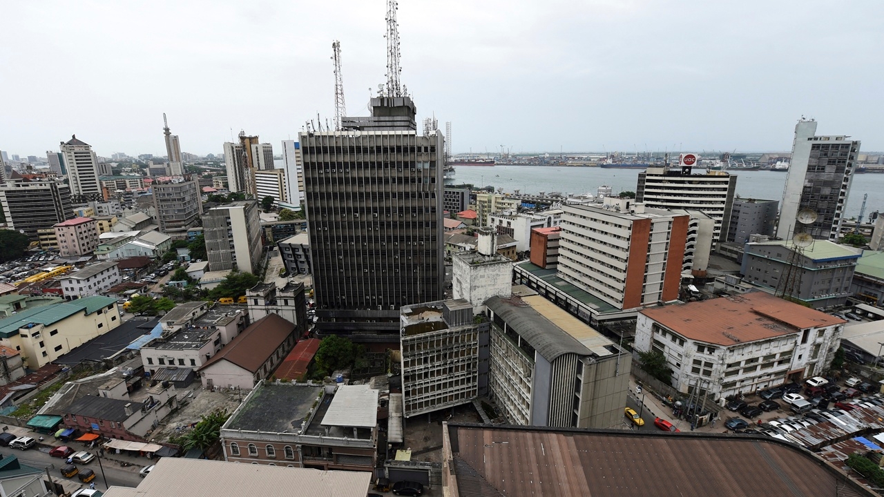 ไฟไหม้ตึกสูงในไนจีเรีย ดับแล้ว 10 ศพ คนโดดหน้าต่างหนีตาย