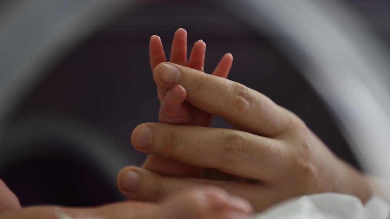 ช็อก ทารกหญิงอินเดียถูกฝังทั้งเป็น คนช่วยทันแต่อาการยังวิกฤต