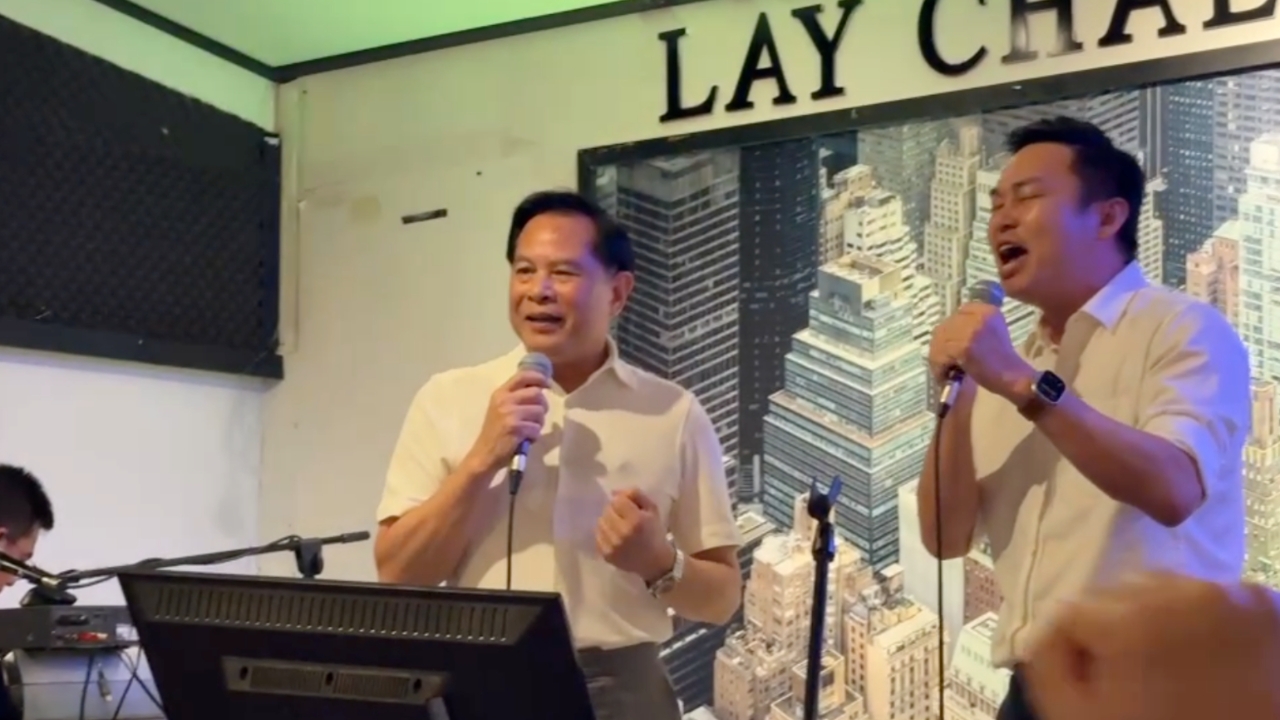 จับไมค์ร้องเพลงศรัทธา “พีระพันธุ์” ปลุกใจสมาชิกพรรครวมไทยสร้างชาติสู้ต่อ