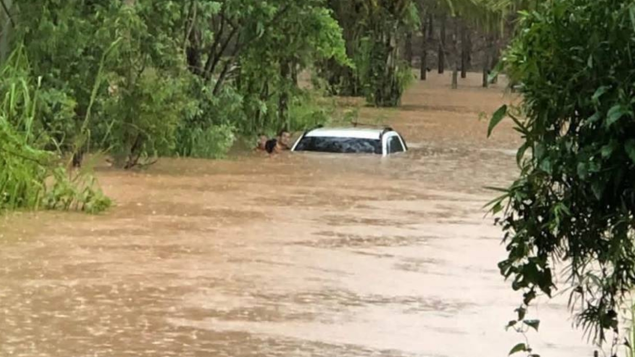"เลย" อ่วม ฝนตกหนักตลอดคืน น้ำท่วมรถมิดหลังคา