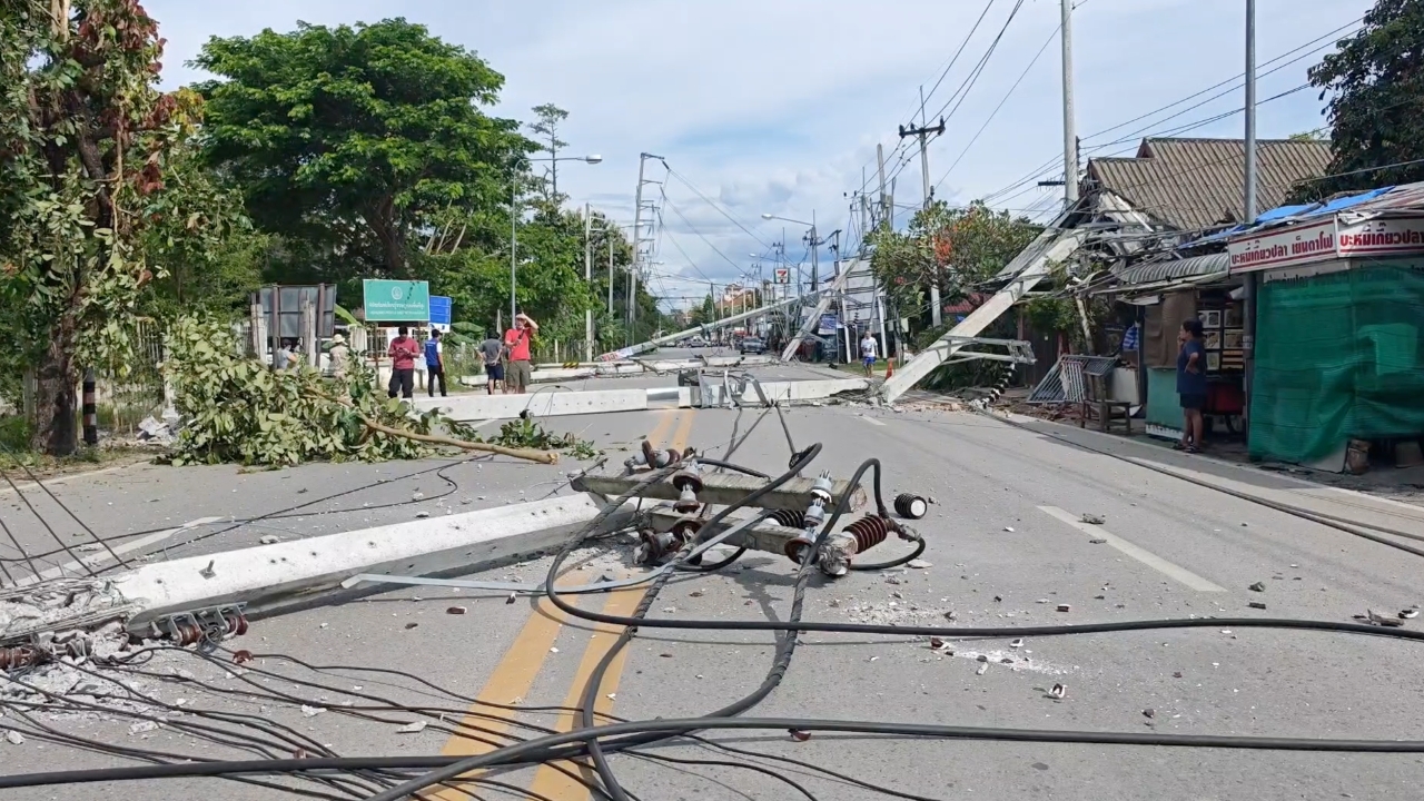 กระบะชนเสาไฟฟ้า ออกจาก รพ. แล้ว โดน 2 ข้อหาหนัก คาดเสียหายกว่า 10 ล้าน
