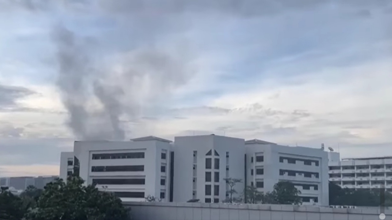 ไฟไหม้ชั้น 6 อาคารกองบัญชาการกองทัพไทย คาดไฟฟ้าลัดวงจร