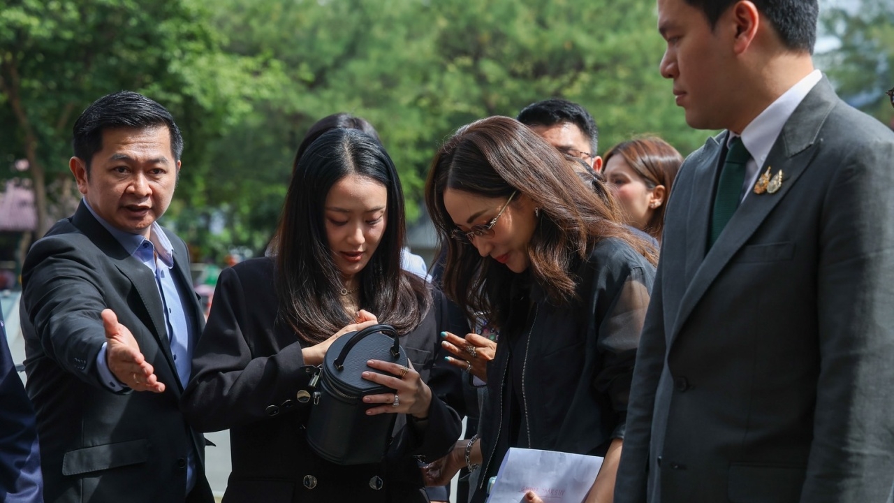 "อิ๊งค์-เอม" ถือจดหมายหลานๆ มาฝาก "ทักษิณ" เผยพ่ออ่อนเพลีย ไม่สบายเล็กน้อย