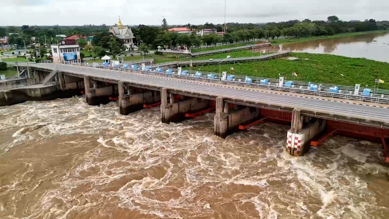 "เขื่อนเจ้าพระยา" ตรึงการระบายต่อเนื่อง เอ่อล้นท่วมบ้านประชาชนแล้ว 300 หลัง